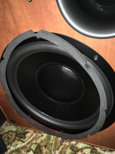 Jen jsem musel odstranit toto pryžové těsnění abych tam mohl vrátit kruhovou obruč. Jinak bych musel rešit škaredé podložky pod inbus šroubky